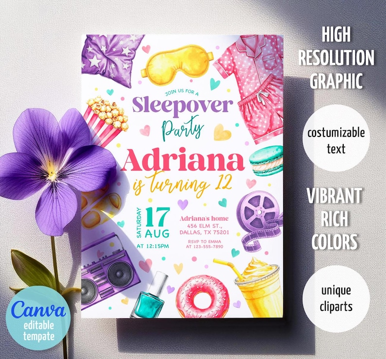 K&ouml;nnte beinhalten: Eine Einladung zur Pyjamaparty mit Aquarellillustrationen einer lila Blume, Popcorn, einer Boombox, Nagellack, einem Donut und einem Milchshake. Auf der Einladung steht "Sleepover Party" und "Adriana wird 12."