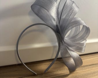 Silver Derby Fascinator Hat, Modern Kentucky Derby Headband, Sculptural Fascinator, Minimalist Wedding Headpiece, Elegant Grey Statement Hat