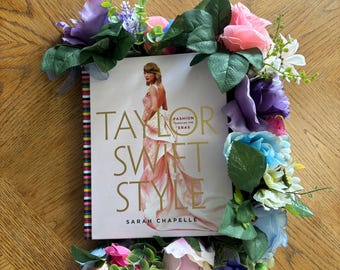 Dekoracja stolika kawowego inspirowana Taylor Swift | Kompozycja kwiatowa na książkę | Zdejmowane sztuczne kwiaty | Prezent dla Swiftie | Dekoracja półki na książki