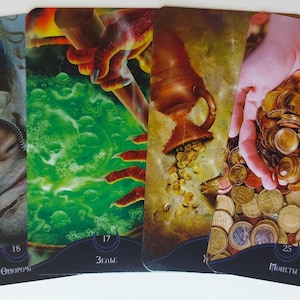 Könnte beinhalten: Vier Tarotkarten werden gezeigt, jede mit einer einzigartigen Illustration. Eine Karte zeigt ein Gesicht mit Reißverschluss, eine andere eine Hand, die in grüne Flüssigkeit greift, eine dritte zeigt Münzen, die aus einem Gefäß fallen, und die letzte zeigt Hände, die Münzen halten.