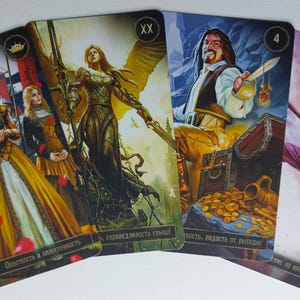 Könnte beinhalten: Vier Fantasy-Art-Karten mit Illustrationen von Königen, einem Engel, einem Piraten und einem Kampfkünstler. Die Karten haben einen detaillierten Stil mit leuchtenden Farben und Text unten. Die Karten sind leicht angewinkelt.