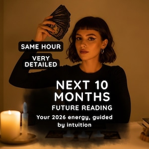 Könnte beinhalten: Eine Frau hält Tarotkarten, mit Text-Overlay: "SAME HOUR, VERY DETAILED, NEXT 10 MONTHS, FUTURE READING, Your 2026 energy, guided by intuition."