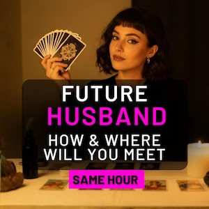 Può includere: Una donna tiene in mano carte dei tarocchi con un disegno dorato. L'immagine ha un testo che recita "FUTURE HUSBAND HOW & WHERE WILL YOU MEET SAME HOUR". Lo sfondo è scuro con una candela e altri oggetti su un tavolo.