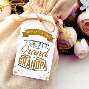 GrandPa Geschenkanhänger – “You put the Grand to GrandPa” | Fun & Bold Geschenkaufkleber für Opa | DIY Vatertagsgeschenkpapier