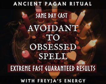 Puede incluir: Imagen oscura que muestra una configuración ritual con velas encendidas de varios colores, dispuestas alrededor de un cuenco central lleno de pétalos de rosa y velas en forma de corazón. Las superposiciones de texto dicen "Antiguo ritual pagano" y "Hechizo de evitativo a obsesionado".