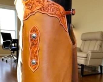 Handgefertigte braune Leder-Chinks mit punzierter Passe & weißen Fransen - Western Rodeo Cowboy Chaps