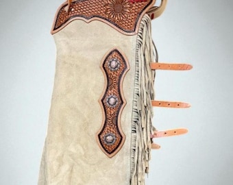 Handgefertigte hellbraune Wildleder-Chinks - punzierte Lederpasse & Concho-Detail | Western Cowboy Rodeo Chaps