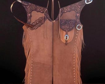 Handgefertigte Western-Lederchaps – Punzierte Passe mit Fransen | Cowboy Rodeo Zahnrad