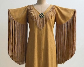 Vestido largo de ante con mangas largas con flecos estilo vaquera