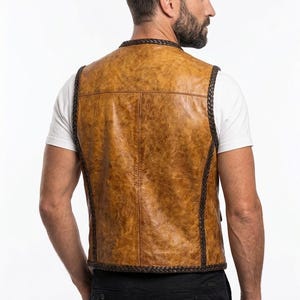 Chaleco de cuero color mostaza para hombre con ribete trenzado imagen 2