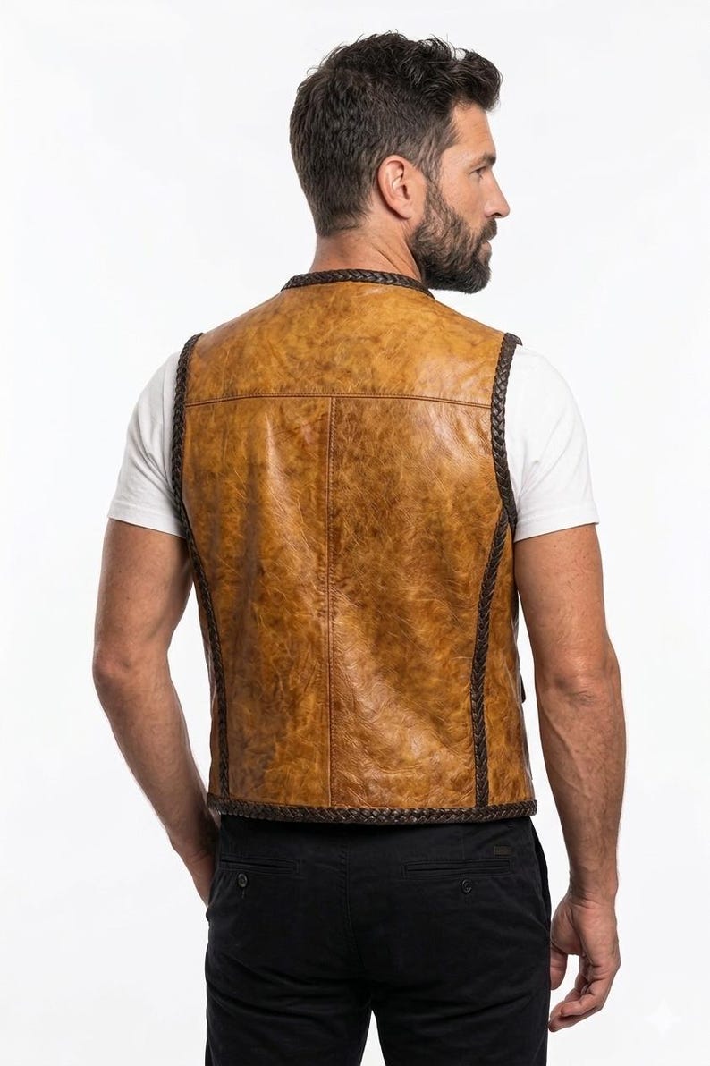 Chaleco de cuero color mostaza para hombre con ribete trenzado imagen 2