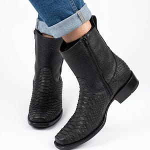 Botines vaqueros de piel de serpiente auténtica negra para hombre, hechos a mano / Botas de motorista de lujo con punta cuadrada