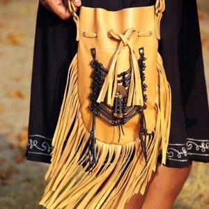 Handgefertigte Fransentasche aus Leder - Boho, Tribal-inspirierte Crossbody