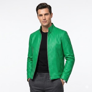 Op de afbeelding: Een felgroene leren jas met een textuurpatroon. De jas heeft een opstaande kraag, een ritssluiting over de hele lengte en lange mouwen. Het model draagt een zwart shirt en een grijze broek.