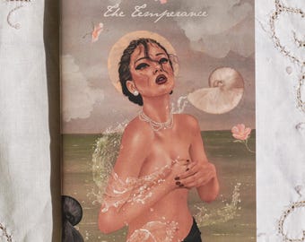 Peut inclure: Une couverture de livre avec une illustration vintage d'une femme portant un collier de perles, émergeant de l'eau. L'œuvre comprend le texte "The Temperance" et un coquillage, avec une palette de couleurs douces beige, rose et vert.