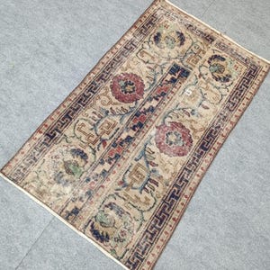 2x4 Matta: Liten turkisk välkomstmatta i vintagestil, handvävd ull, beige röd, entrématta