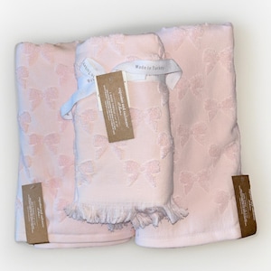 Cupcakes & Cashmere 4 pc Towel Set 100% Cotton Light Ribbon Pink Bows Bath Hand