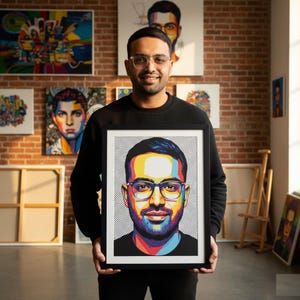 Pode incluir: Retrato emoldurado de arte pop com cores vibrantes de amarelo, azul, vermelho e roxo. A obra apresenta um homem com óculos e barba, em um fundo pontilhado. A moldura é preta.