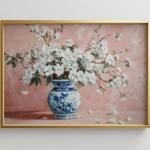 Duży, oprawiony niebieski wazon na kwiaty w stylu Chinoiserie | Uroczy, dziwaczny, kapryśny | Duży, oprawiony obraz | Różowa sztuka ścienna | Modna sztuka ścienna | Wydruk artystyczny