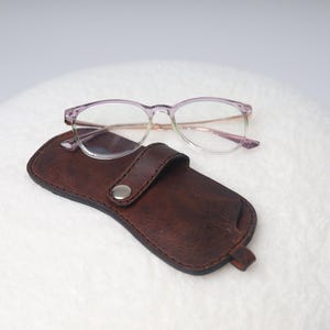 Handgefertigte Brillenetui aus Crazy Horse Leder: Weiches Interieur, Vintage-Stil