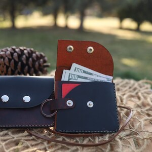 Cartera de cuero con solapa minimalista cosida a mano. Regalo de Año Nuevo. Regalo para un nuevo hogar.
