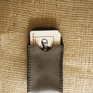 Premium Leder Poker Kartenetui Handgefertigter Spielkartenhalter Einzigartiges Geschenk für Ihn, Papa oder Freund - Travel Deck Sleeve Rustikales Spielzubehör