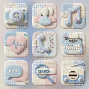 Può includere: Nove icone di app quadrate con un design patchwork trapuntato in blu pastello, rosa e bianco. Le icone includono una fotocamera, un gruppo di persone, una nota musicale, un battito cardiaco, un telefono, una macchina da scrivere, fumetti, una lente d'ingrandimento con il testo "SEARCH" e una radio.