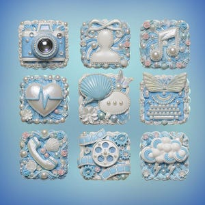 Op de afbeelding: Negen vierkante decoratieve elementen in lichtblauw en wit. Elke vierkant heeft een ander ontwerp, waaronder een camera, een silhouet, een muzieknoot, een hart met een pulslijn, spraakbubbels, een typemachine, een telefoon, filmrollen en een wolk met bliksem.