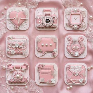 Op de afbeelding: Negen roze, vierkante decoratieve items met wit kant, parels en bloemmotieven. De ontwerpen omvatten een hart met een pulslijn, een camera, een horloge, een document, een spraakbel, een harp, een telefoon, een brief en een envelop.