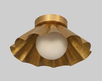 Lampada da soffitto a filo in ottone vintage con decoro smerlato, globo in vetro opalino