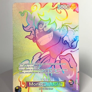Puede incluir: Una tarjeta coleccionable holográfica de Monkey D. Luffy con acabado arcoíris. La tarjeta muestra el texto '5000', 'LEADER', 'Monkey D. Luffy', 'Straw Hat Crew', '5 LIFE' y reglas sobre el uso en eventos y atributos de la tarjeta.