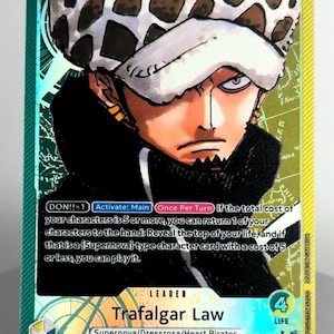 Op de afbeelding: Een verzamelkaart met Trafalgar Law uit One Piece. De kaart toont Law in een zwarte jas en een hoed met patroon. De kaart bevat speltekst en een waarde van 5000. De kaart is groen en goud.