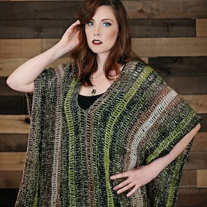 以下が含まれることがあります： Vネックの緑、茶色、銀のストライプのクロシェポンチョ