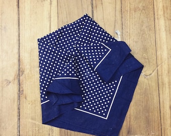 Bandana holandesa de restos de tela con lunares pequeños. Azul marino y blanco. Suavizada mediante un proceso de lavado especial.