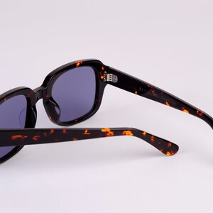 Large New York Eye_rish, The Downings. Dark Brown Tortoise Shell Frame with Blue Lenses imagem 3