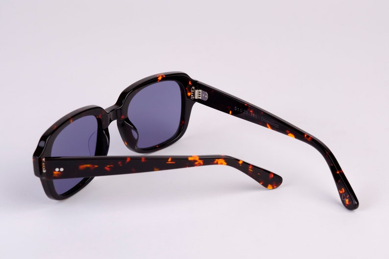 Large New York Eye_rish, The Downings. Dark Brown Tortoise Shell Frame with Blue Lenses imagem 3