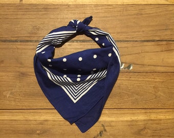 Pañuelo holandés vintage de lunares azul marino y blanco, de 48 cm de ancho. Remanente, lavado hasta suavizar.
