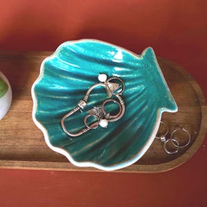 Blauwgroene keramische schaal met schelp, decoratief dienblad van ijdelheid, op de esthetische oceaan geïnspireerde snuisterijschaal, handgemaakte sieradenschaal, sleutelschotel coquille
