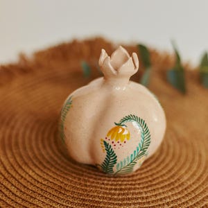 Beige Granatapfel Keramikvase, kleine handgemachte Keramikvase, Obstkerzenhalter, einzigartiger botanischer Kerzenhalter, glasierte Keramik Wohnkultur