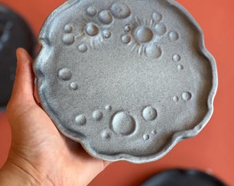 Plato de cerámica para joyas con forma de luna gris, bandeja para llaves con textura, bandeja decorativa, bandeja redonda pequeña para baratijas, reposacucharas mate celestial, regalo para un nuevo hogar