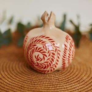Beige Keramikvase Granatapfel mit roten Wirbelzweigen, handbemalte Miniaturvase, Obstkerzenhalter, botanisches rustikales Kerzenhaltergeschenk