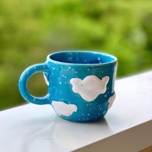 Taza de cerámica con nubes azules de 14.5 oz, hecha a mano, bonita taza de té, de cerámica de fantasía, con moteado, para capuchino azul cielo.
