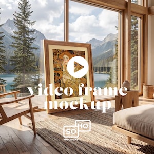 Może przedstawiać: Oprawiony wydruk artystyczny z kobietą w złotej sukni, opartą o okno. Rama jest jasnobrązowa. Biały tekst brzmi "video frame mockup". Tło przedstawia jezioro i góry.