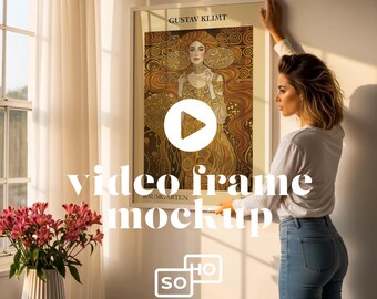 Puede incluir: Una impresión artística enmarcada con la obra "Baumgarten" de Gustav Klimt. La impresión está en un marco blanco y la sostiene una persona. La imagen tiene una superposición de maqueta de marco de video. Un jarrón de flores rosas está cerca.
