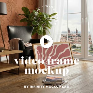 Peut inclure: Maquette de cadre vidéo avec un cadre en bois et un design abstrait moderne rose et orange. Le texte "video frame mockup" est affiché sur le cadre. La scène comprend un fauteuil en cuir, une plante et une vue sur la ville.