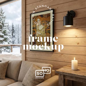 Könnte beinhalten: Ein gerahmter Kunstdruck mit einer Frau mit rotem Haar und goldenem Kleid, der an einer Holzwand ausgestellt ist. Der Rahmen ist schwarz. Der Text "frame mockup" ist auf dem Bild überlagert. Eine brennende Kerze und eine schwarze Wandleuchte sind ebenfalls zu sehen.