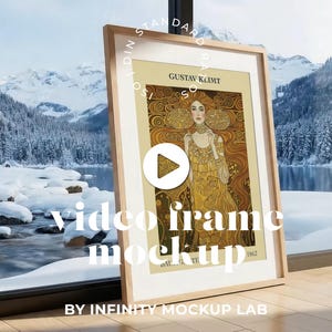 Może przedstawiać: Oprawiony wydruk z grafiką Gustava Klimta, w jasnej drewnianej ramie. Grafika ma złotą i brązową kolorystykę, z napisem "GUSTAV KLIMT" u góry. Słowa "video frame mockup" są wyświetlane białym tekstem.