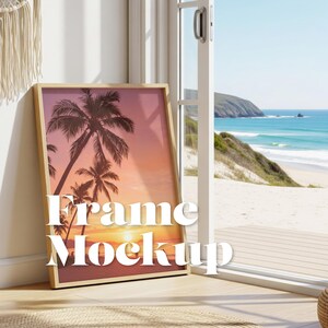 Könnte beinhalten: Ein gerahmter Druck mit einer tropischen Sonnenuntergangsszene mit Palmen und einem lebendigen Himmel. Der Rahmen ist aus hellem Holz, und der Text "Frame Mockup" ist auf dem Druck abgebildet. Die Szene spielt sich in der Nähe eines Fensters mit Blick auf einen Strand ab.