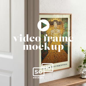 Può includere: Una stampa artistica incorniciata raffigurante una donna in abito dorato, con la scritta "THE DOOR OF PERCEPTION". L'opera d'arte è esposta in una cornice di legno, con le parole "video frame mockup" sovrapposte.