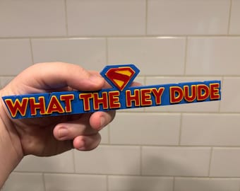 3D-geprint What the Hey Dude-logobord - bureauplank of muurkunst